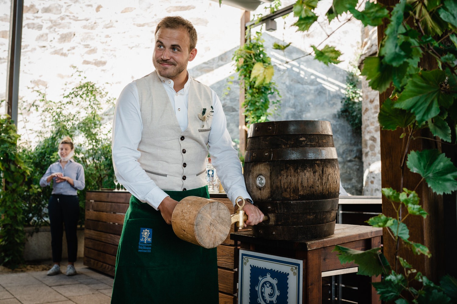 Hochzeit in der Veste Oberhaus Passau, Bräutigam sticht das Fass an