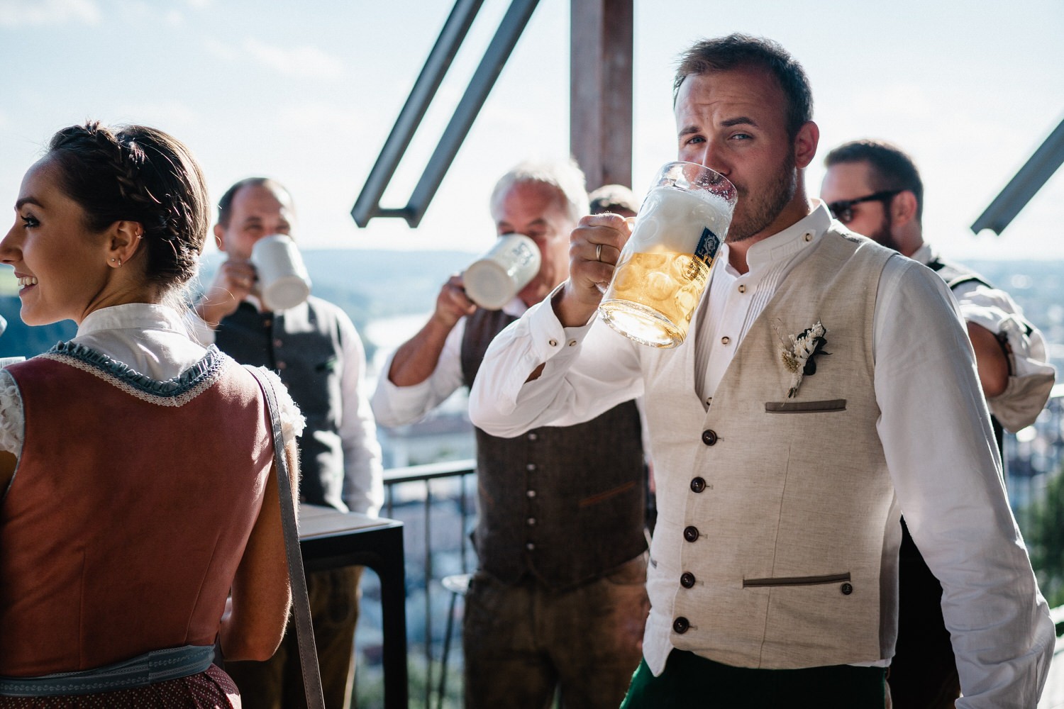 Hochzeit in der Veste Oberhaus Passau, das Brautpaar und die Gäste lassen sich das Bier schmecken