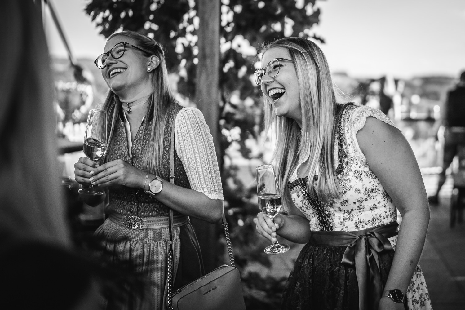 Hochzeit in der Veste Oberhaus Passau, Gäste lachen