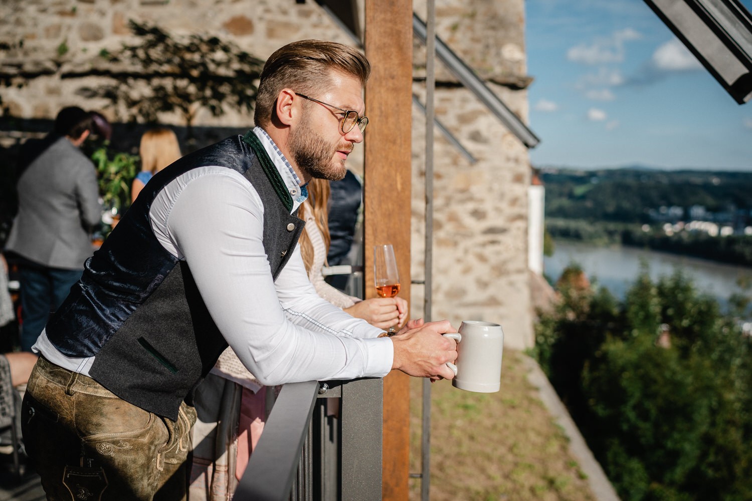 Hochzeit in der Veste Oberhaus Passau, Gast blickt auf die Stadt