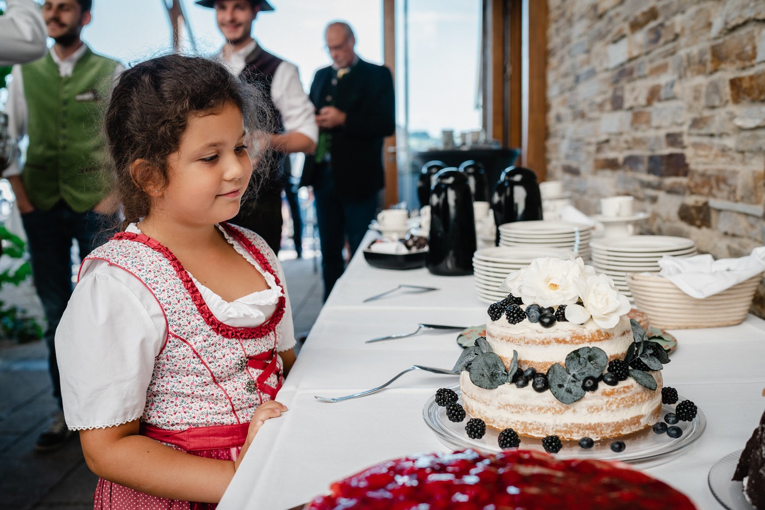 Hochzeit in der Veste Oberhaus Passau, ädchen blickt auf die Hochzeitstorte