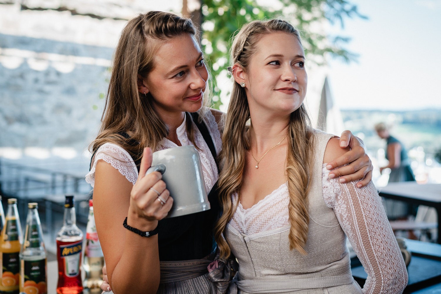 Hochzeit in der Veste Oberhaus Passau, die Braut wird von einem Gast umarmt