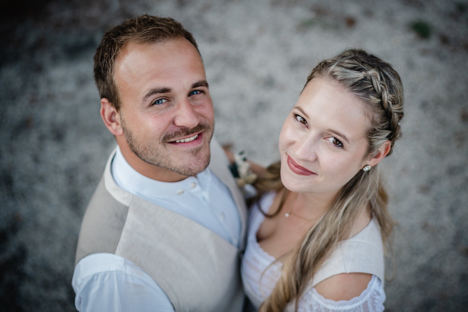 Hochzeit in der Veste Oberhaus, Paarshooting, Brautpaar blickt in die Kamera