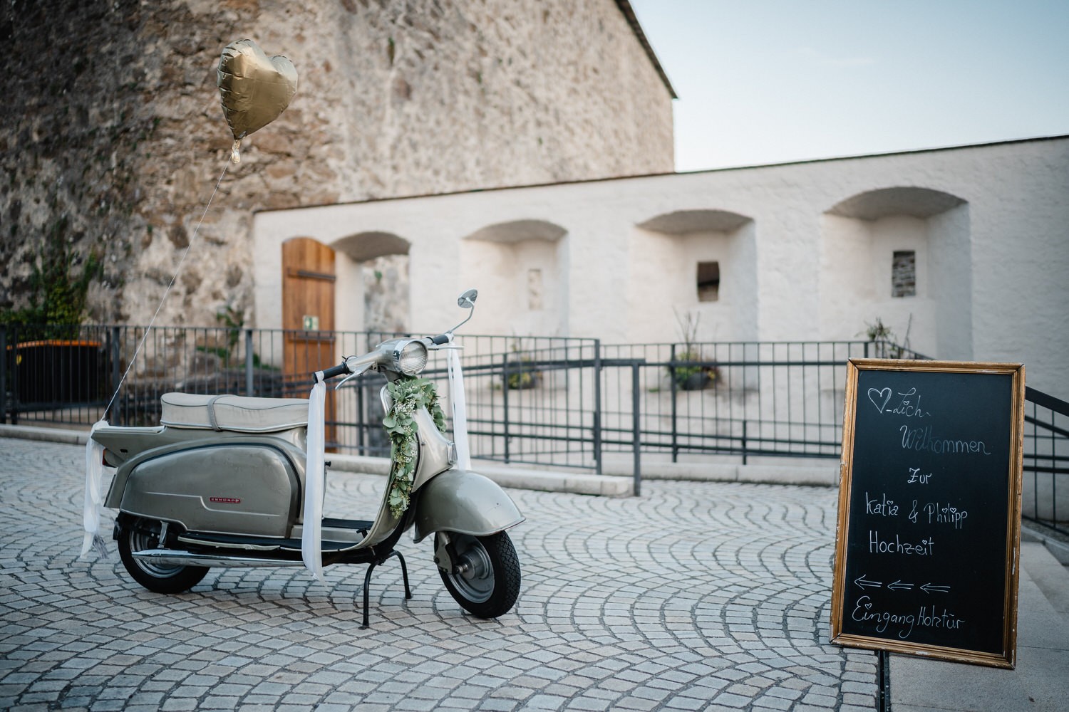 Hochzeit in der Veste Oberhaus Passau, Paarshooting, der Zündapp-Roller steht vor der Location