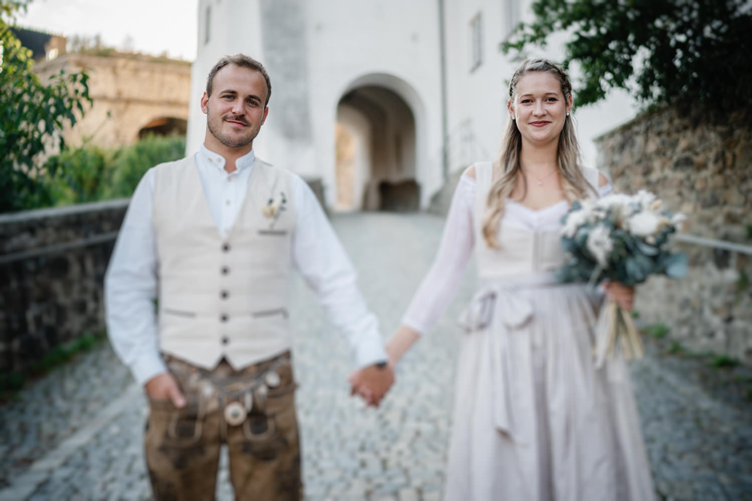 Hochzeit auf der Veste Oberhaus, Paarshooting, Braut und Bräutigam stehen frontal zur Kamera und blicken hinein