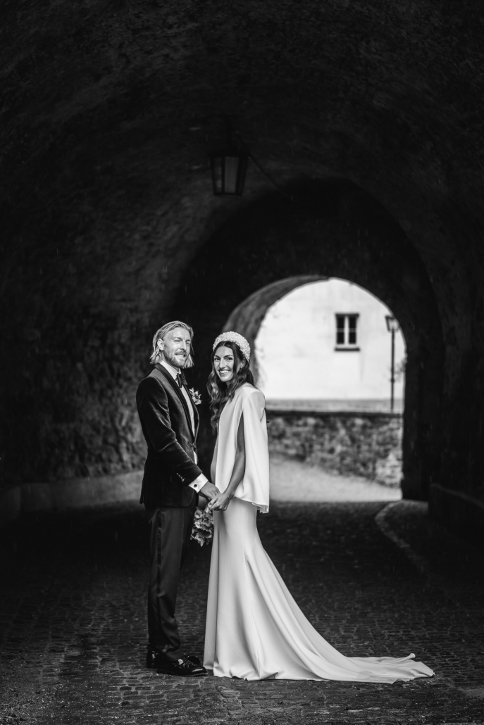Hochzeit in Passau, Veste Oberhaus, Paarshooting, das Brautpaar blickt in die Kamera
