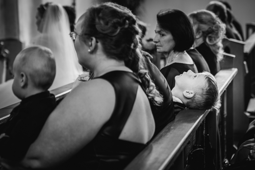 Hochzeit in Ortenburg, kleiner Junge hofft, dass die Trauung bald vorbei ist