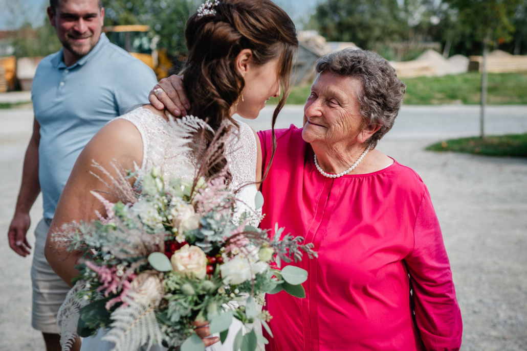 kirchliche Hochzeit in Grongörgen, Bad Birnbach, die Oma schaut stolz zur Braut