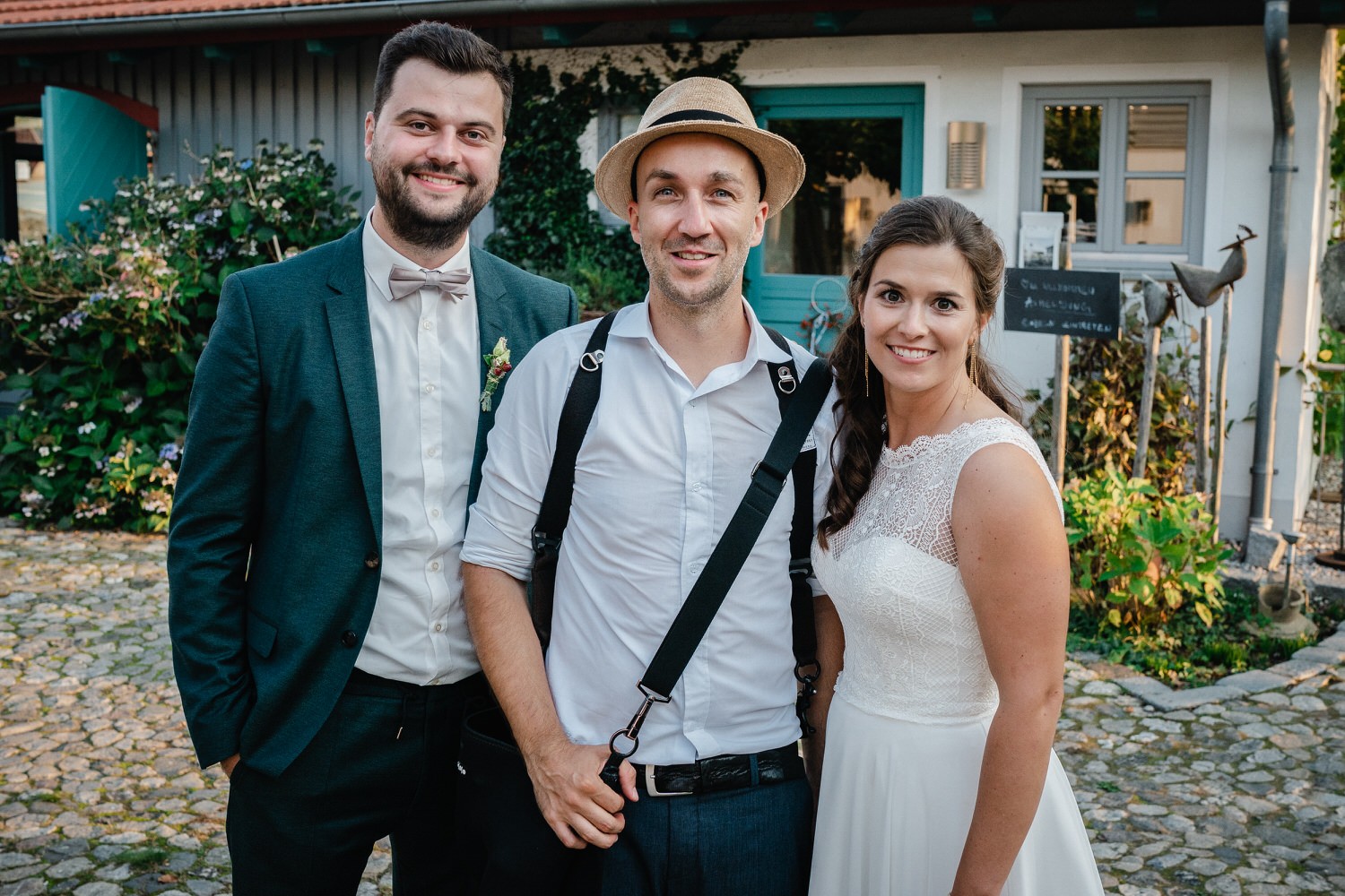 Hochzeit im Hofgut Hafnerleiten, Bad Birnbach, das brautpaar posiert mit dem Hochzeitsfotografen Ingo Schiller