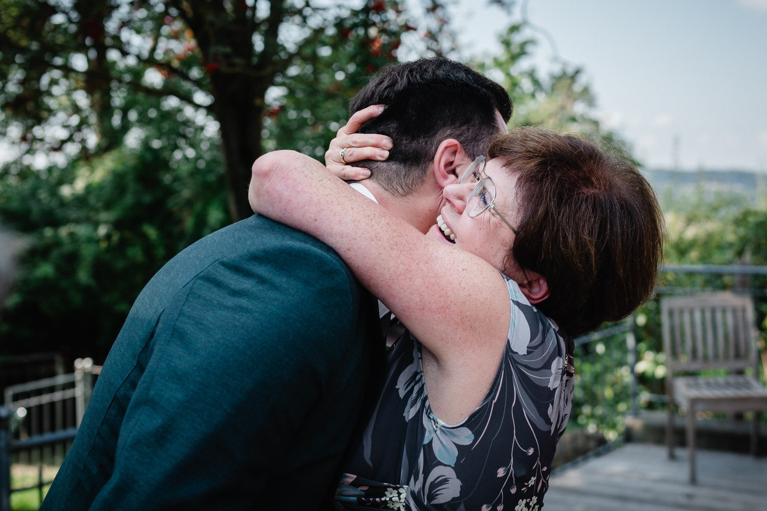 Hochzeit im Hofgut Hafnerleiten, Bad Birnbach, die Mutter umarmt ihren Sohn