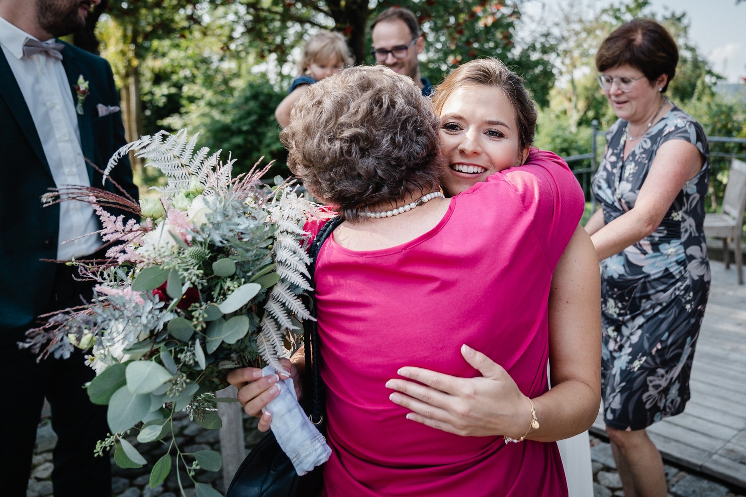 Hochzeit im Hofgut Hafnerleiten, Bad Birnbach, die Braut umarmt die Oma