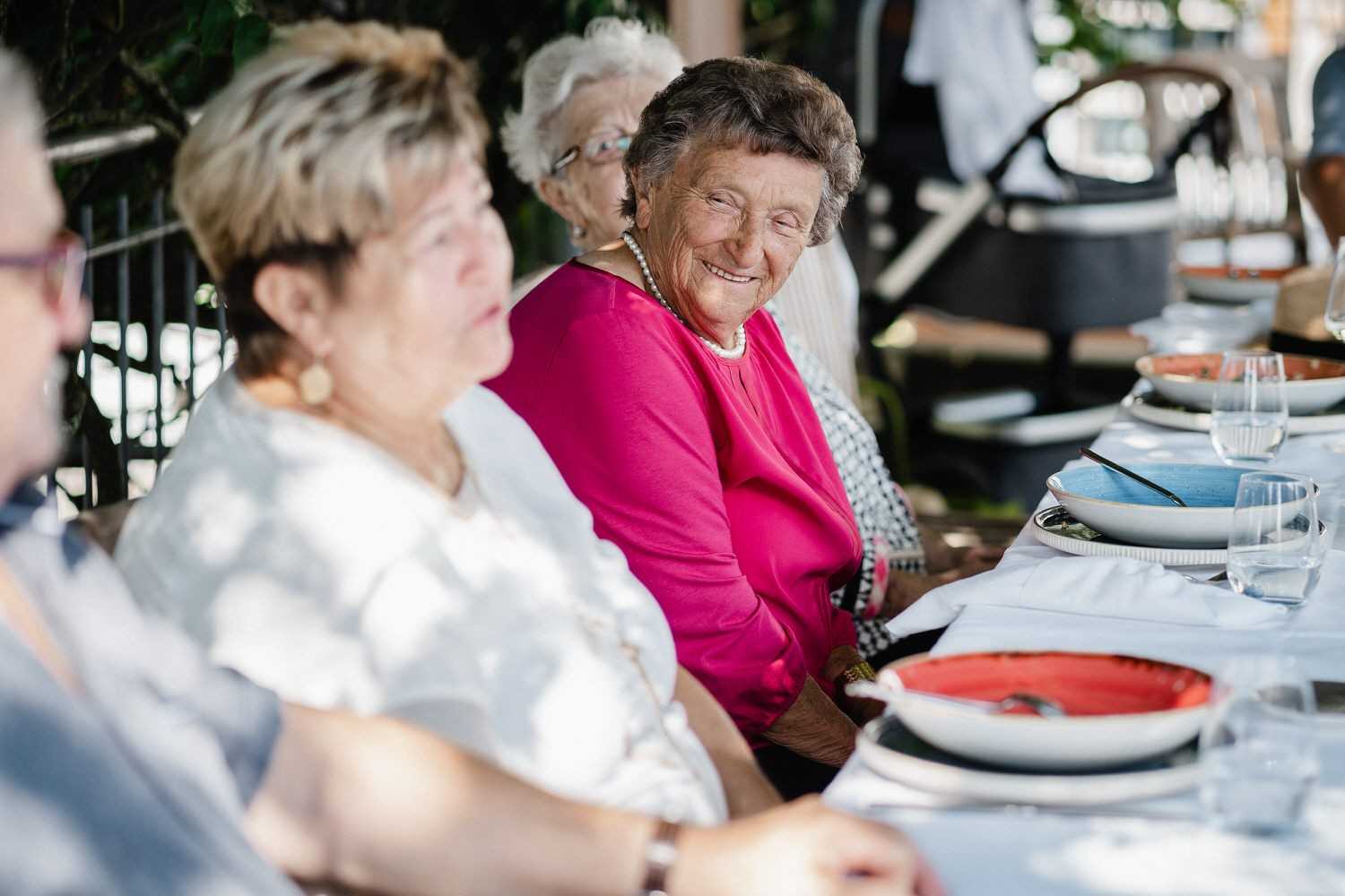 Hochzeit im Hofgut Hafnerleiten, Oma schaut herum