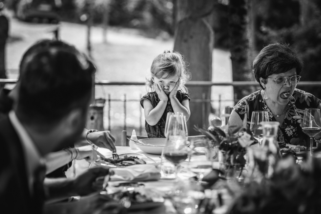 Hochzeit im Hofgut Hafnerleiten, Kind hat Langeweile
