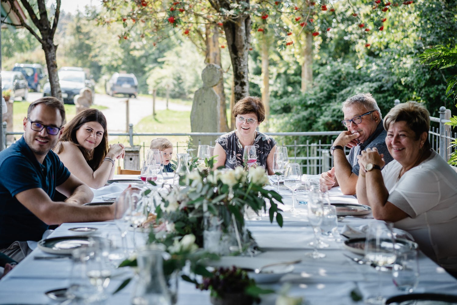 Hochzeit im Hofgut Hafnerleiten, die Hochzeitsgesellschaft sitzt am Tisch