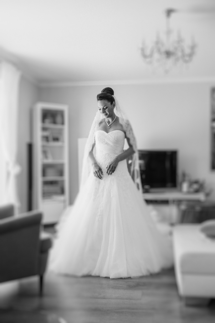 Hochzeit in Grimma, Getting Ready, Braut nach dem Ankleiden