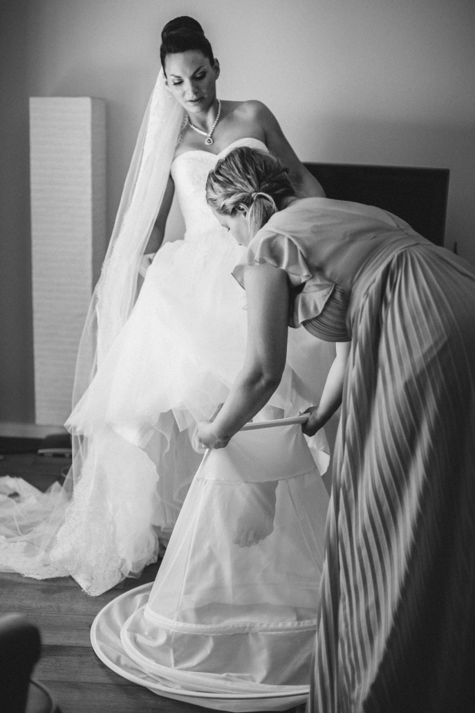 Hochzeit in Grimma, Getting Ready, Braut steigt in ihren Unterrock
