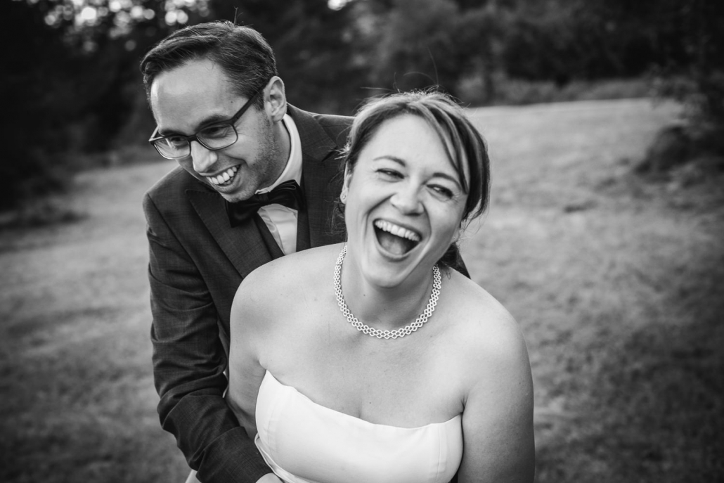Hochzeit auf der Gutsalm Harlachberg, Parrshooting, Paar lacht vom ganzen Herzen