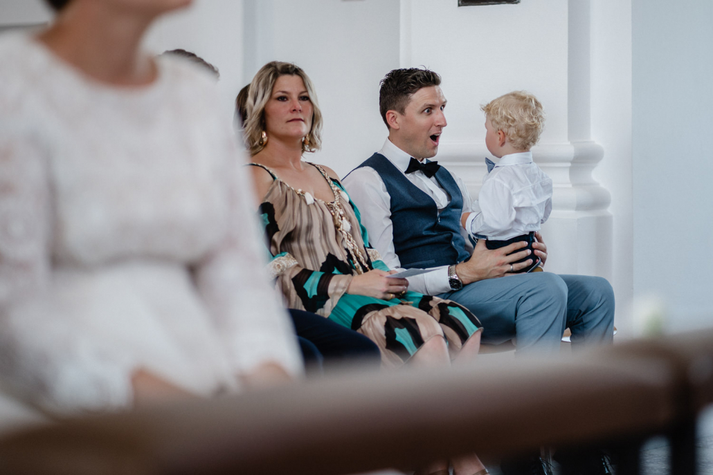 Hochzeit in Neuburg am Inn,ein Gast albert mit seinem Sohn während der Trauung herum