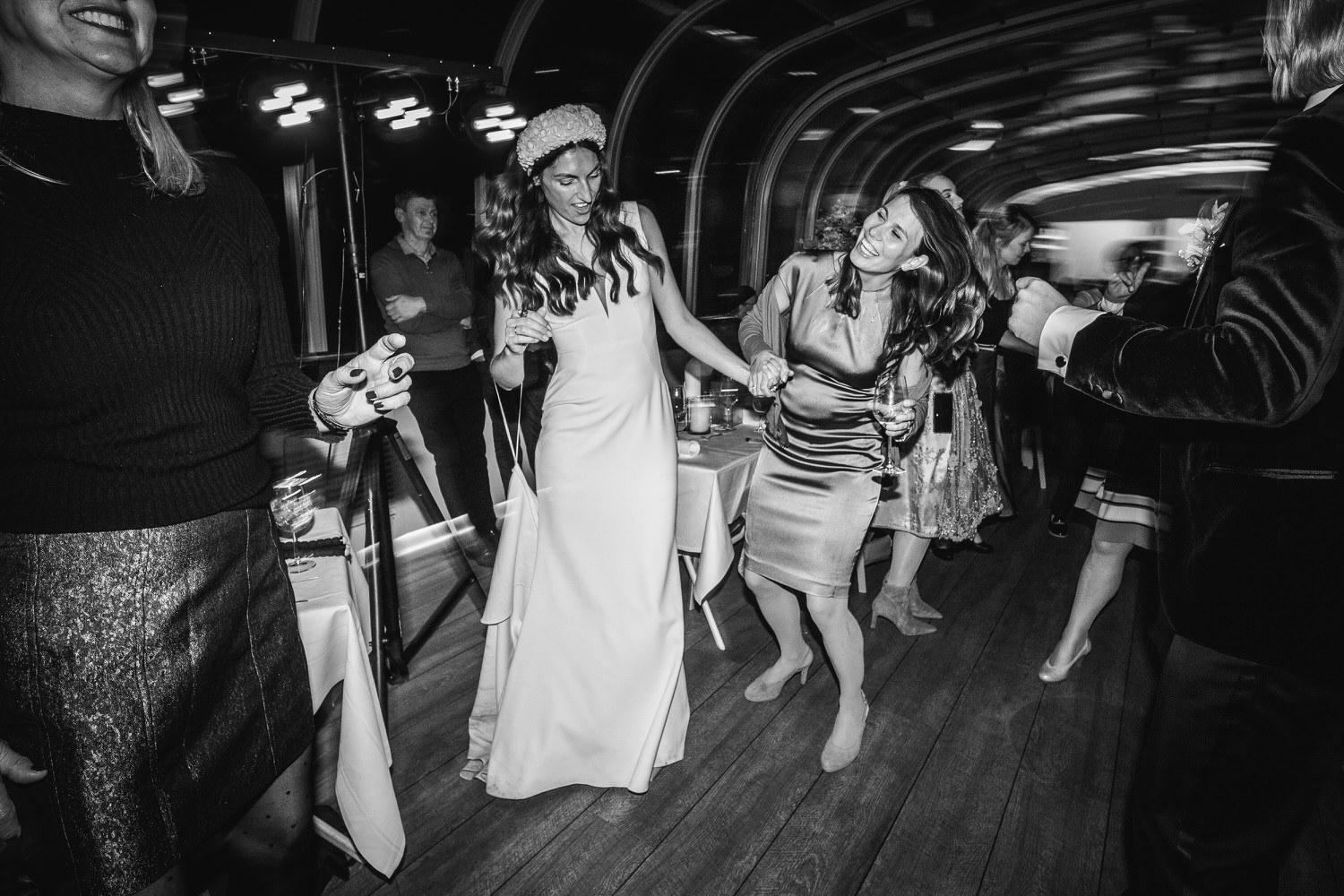 Hochzeit auf dem Cabrioshiff MS Sunliner, Passau, die Braut tanz mit einem Gast