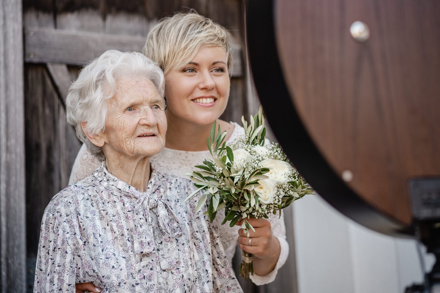 Hochzeit auf dem Rahaberghof, Oberösterreich, Oma und Braut schauen zur Fotobox
