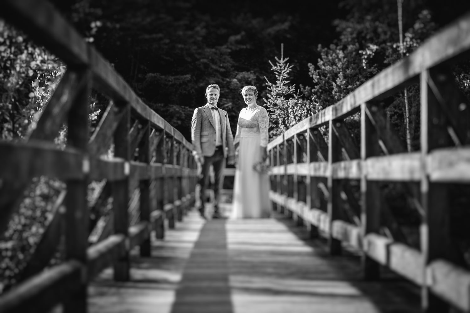 Hochzeit auf dem Rahaberghof, Oberösterreich, Paarshooting, Paar steht auf Brücke und blickt in die Kamera