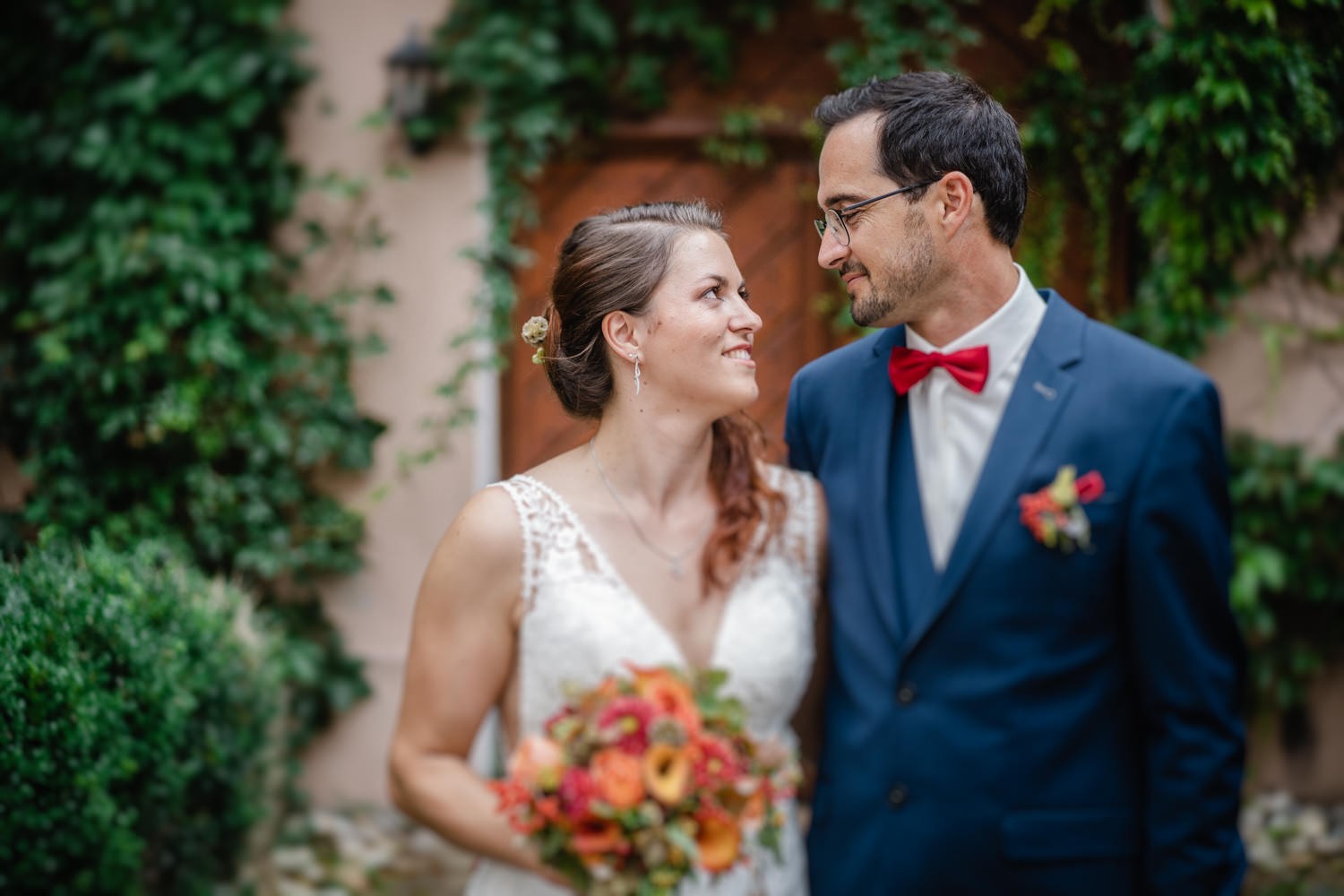 Hochzeit in Rotthalmünster, Paarshooting im Kloster Asbach, das Paar schaut sich an