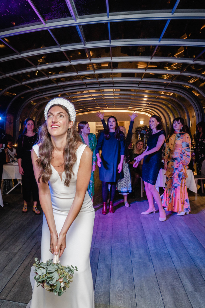 Hochzeit auf der Donau, Passau, Braut wirft den Strauss