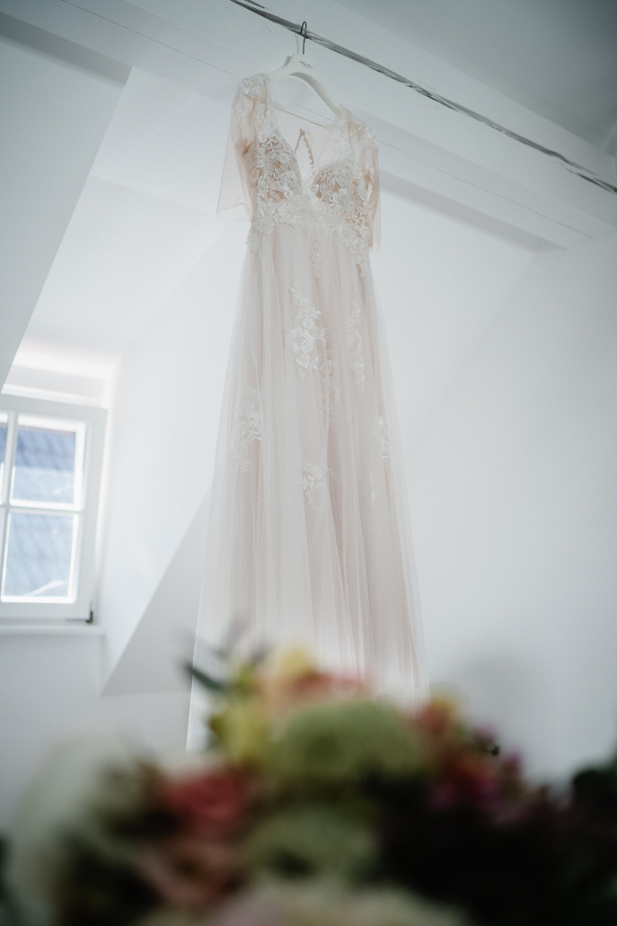 Hochzeit in der Pfalz, das Brautkleid hängt im Zimmer