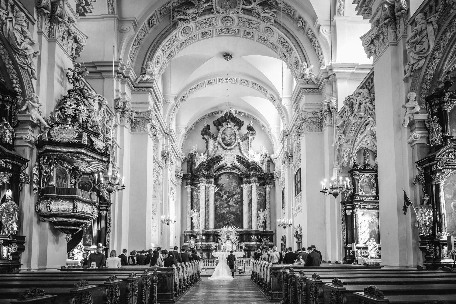 kirchliche Hochzeit in Passau, Innenaufnahme der Kirche St. Michael mit dem Brautpaar und den Gästen