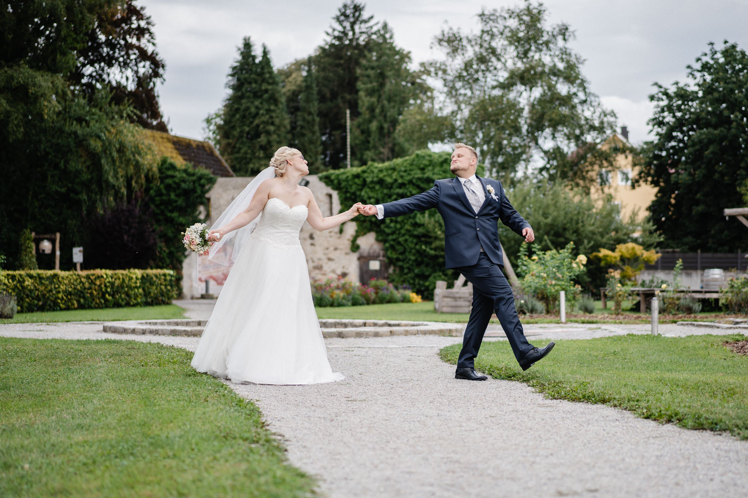 Hochzeit in schärding, Brautpaar läuft durch den Park bei der Orangerie