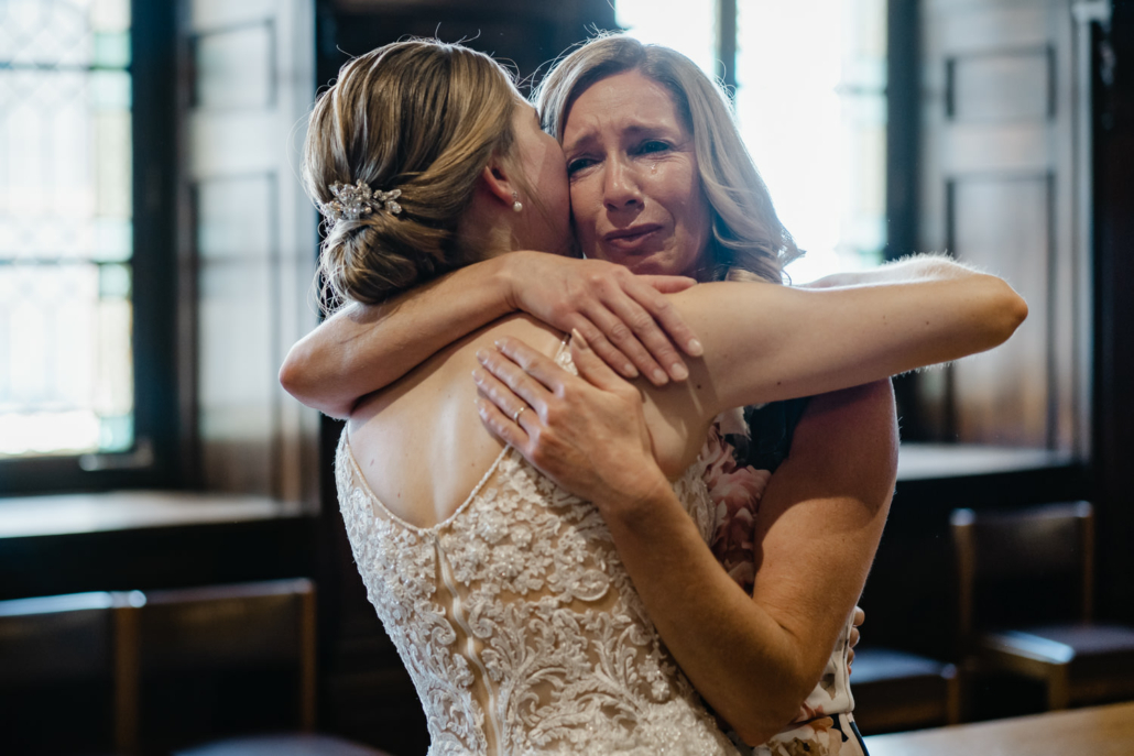 Hochzeit im Standesamt Passau, die Mutter der braut weint vor Rührung bei der Gratulation