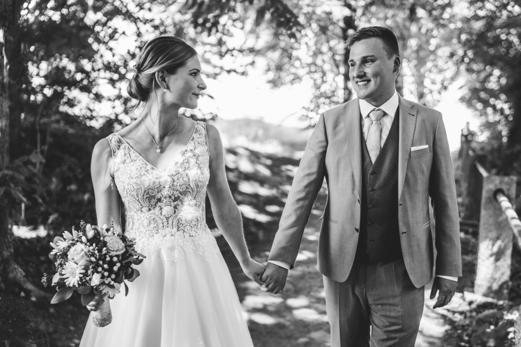 Hochzeit in Passau, Veste Oberhaus, Paarshooting, das Brautpaar läuft Hand in Hand