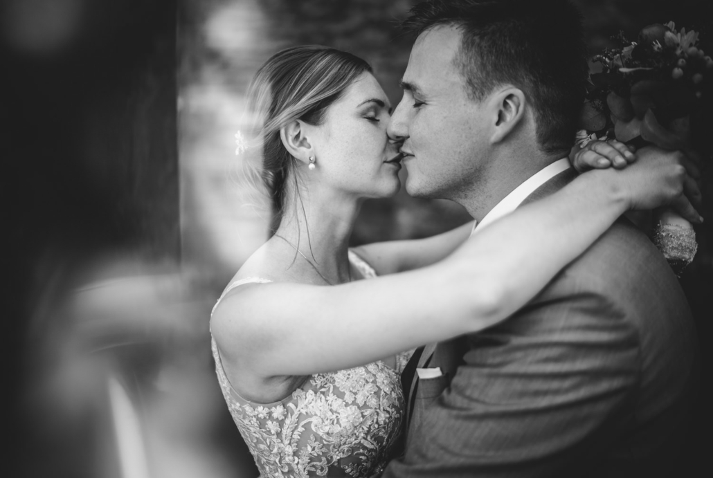 Hochzeit in Passau, Veste Oberhaus, Paarshooting, das Brautpaar küsst sich