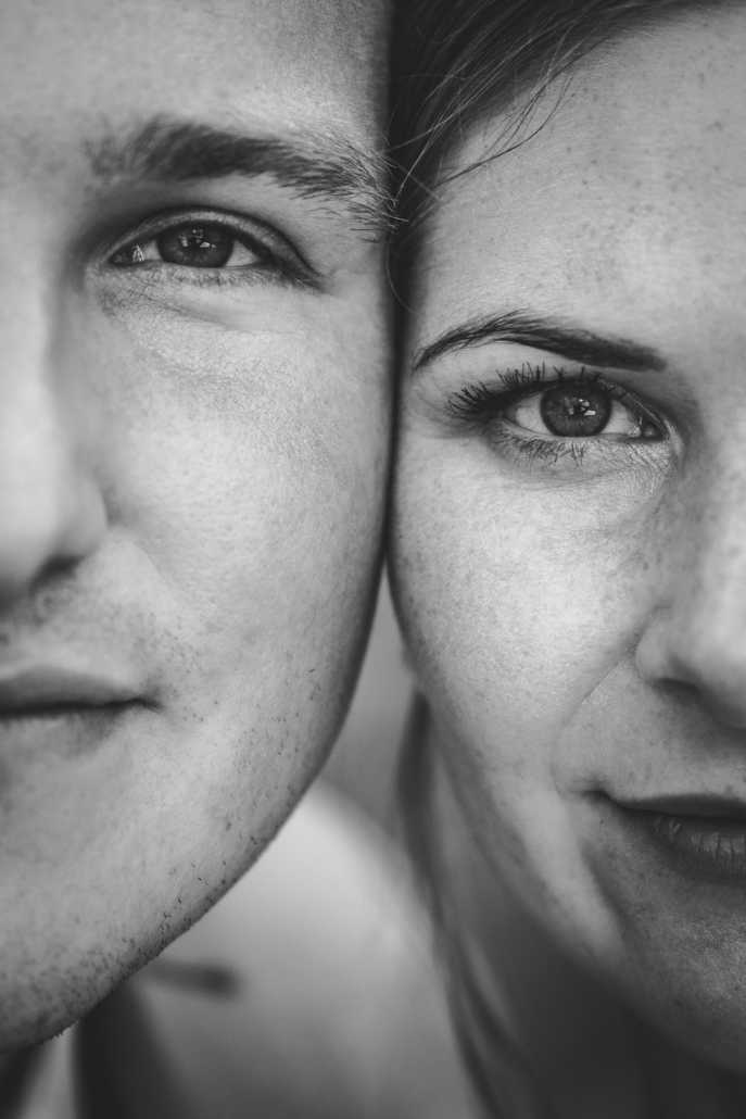 Hochzeit in Passau, Veste Oberhaus, Paarshooting, Brautpaar blickt in die Kamera