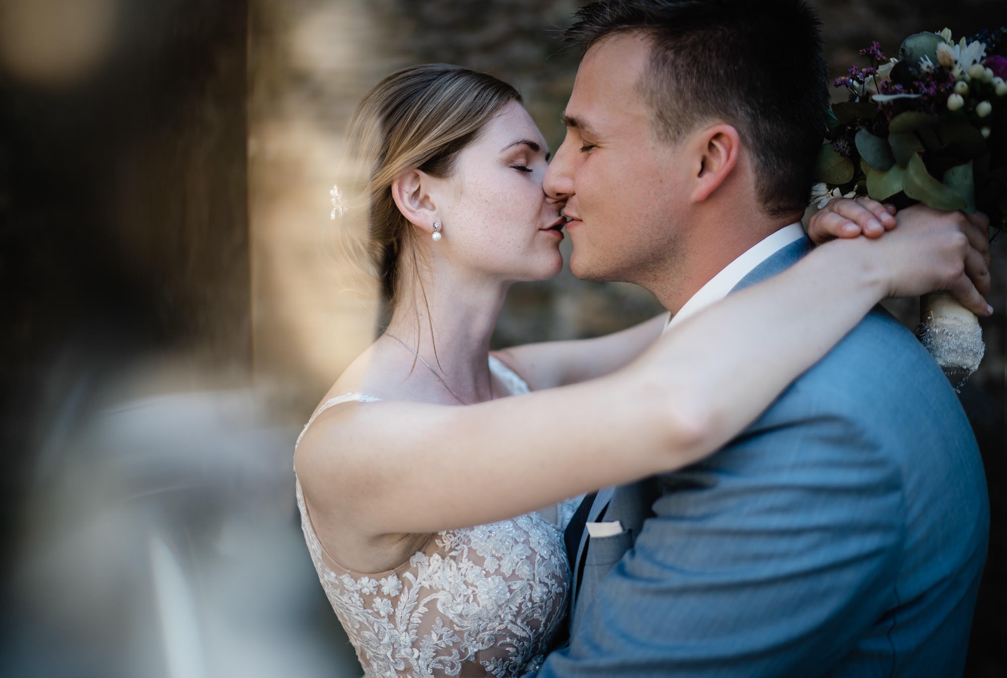 Hochzeit in Passau, Veste Oberhaus, Paarshooting, Paar küsst sich gefühlvoll