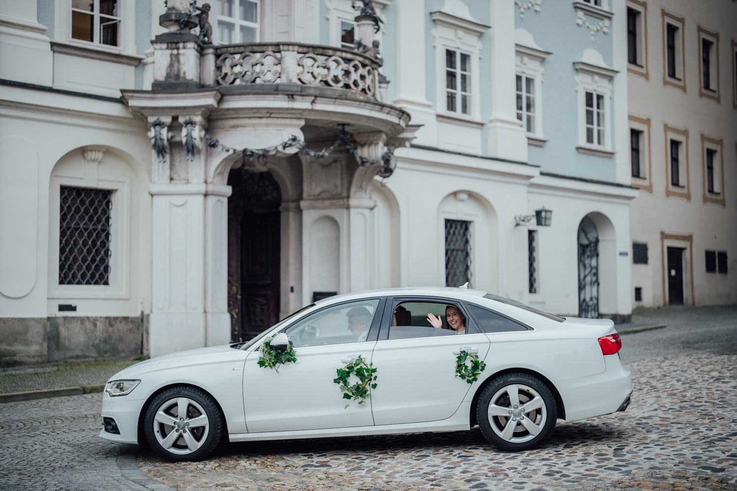Brautpaar im Brautauto auf dem Residenzplatz in Passau