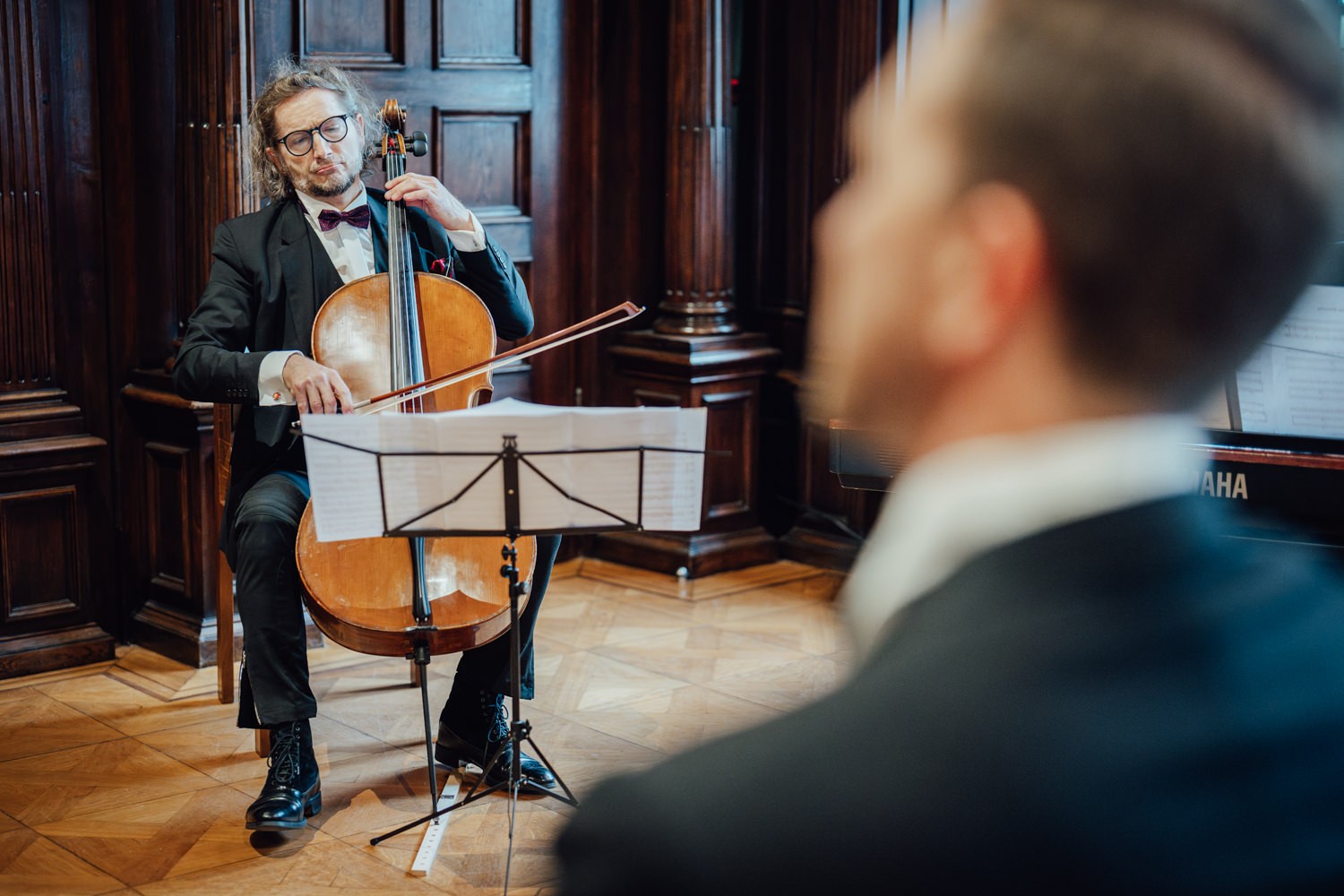 Ein Musiker spielt auf dem Cello während der Trauung
