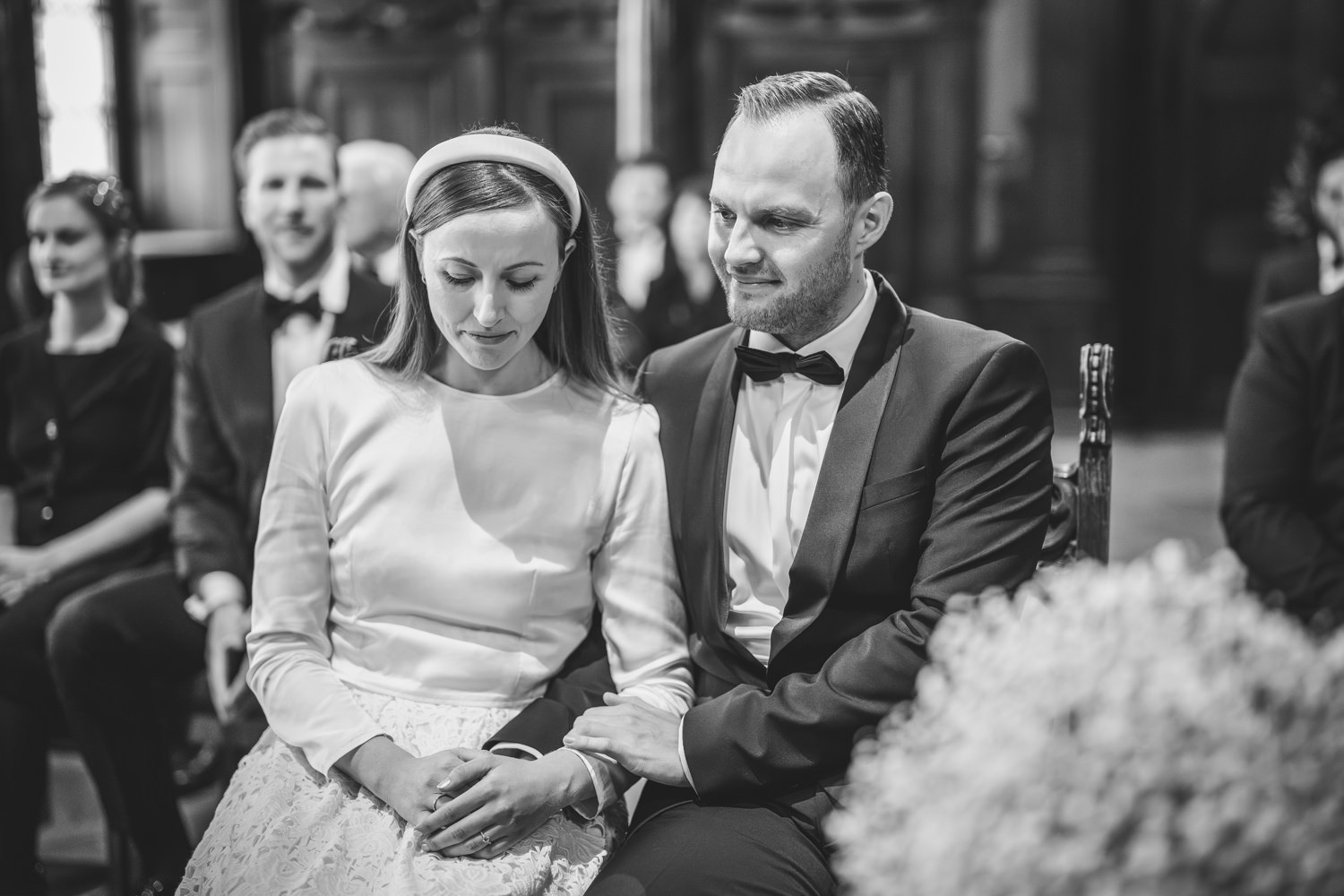 Das Brautpaar lauscht ergriffen der Musik bei ihrer Hochzeit im Standsamt Passau