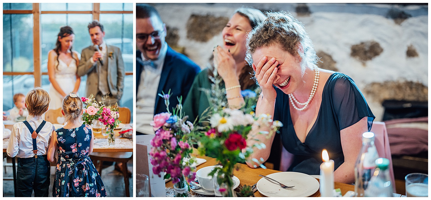 Das Brautpaar hält eine Rede, die Gäste lachen beim Wirt in Steinbrunn in Schardenberg