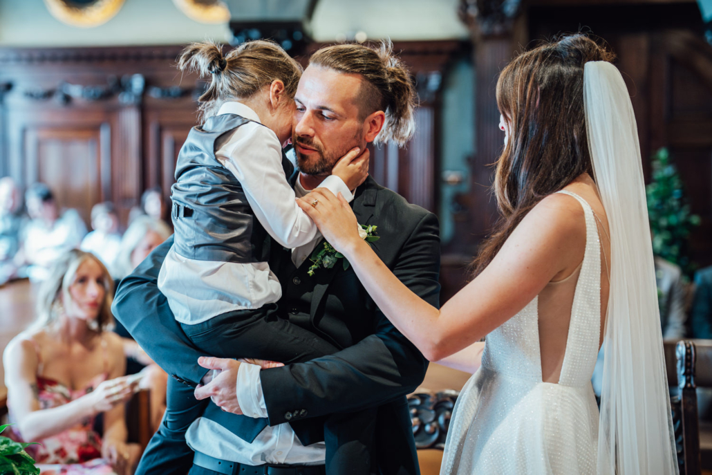 Rührende Szene bei der standesamtlichen Hochzeit im kleinen Rathaussaal, der kleine Sohn des Brautpaares wird von seinen Emotionen übermannt